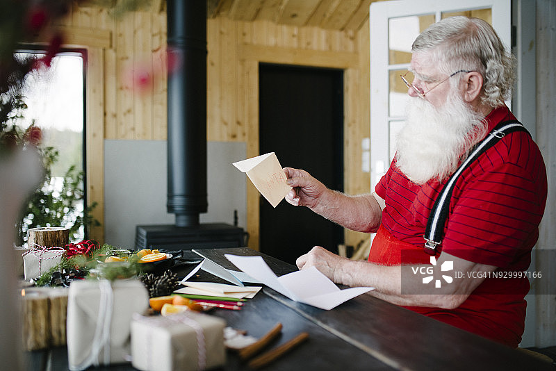 圣诞老人查看信件图片素材