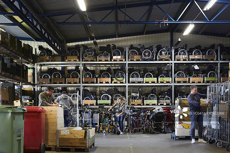 同事们在仓库工作图片素材