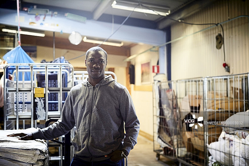 自信的中年志愿者站在仓库里图片素材