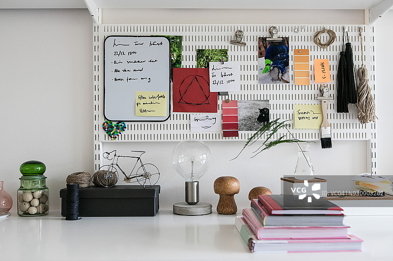 家庭办公室钉板上的提醒事项图片素材