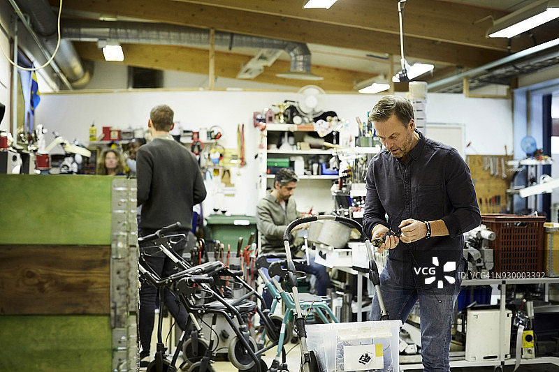 在车间工作的中年同事图片素材