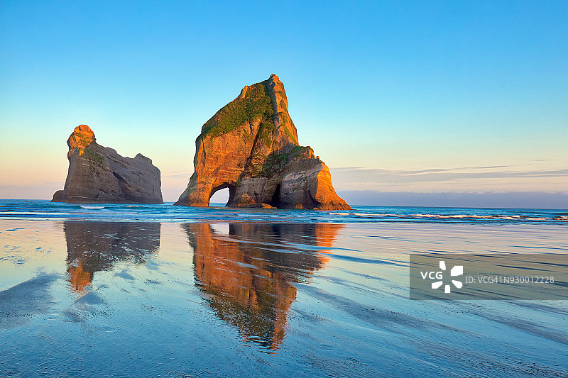 新西兰塔斯曼海角 farewell 海滩拱门岛图片素材