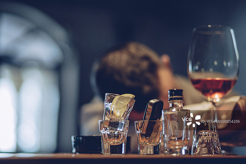 他喝醉了图片素材