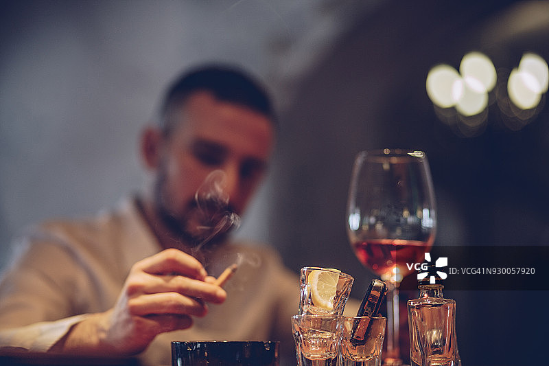 男人整天饮酒图片素材