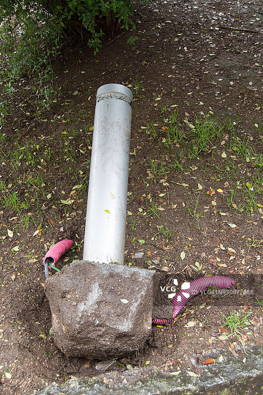 被破坏的灯柱图片素材