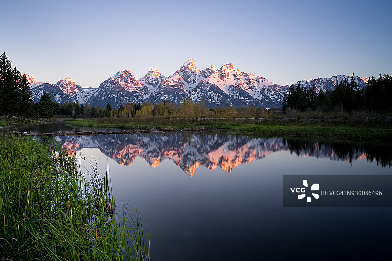 怀俄明州斯内克河中提顿山脉的倒影图片素材