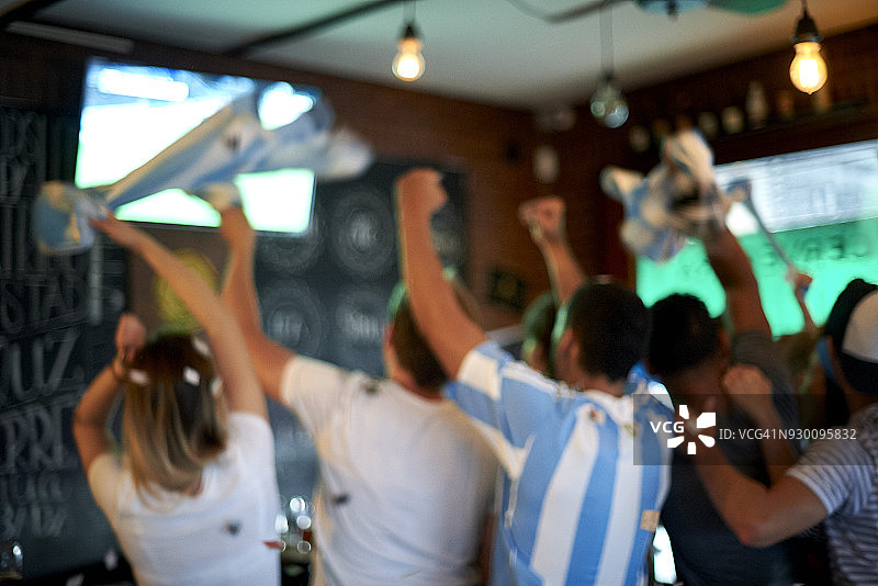 在酒吧观看足球比赛的阿根廷球迷图片素材