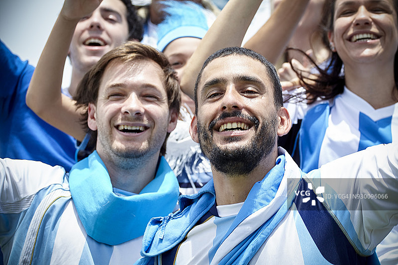 阿根廷足球迷在比赛中欢呼图片素材