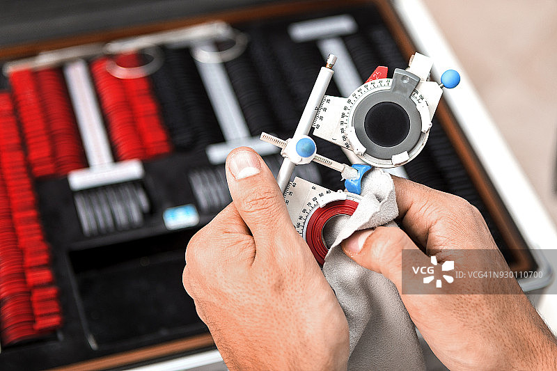 验光师清洁视力测试眼镜图片素材