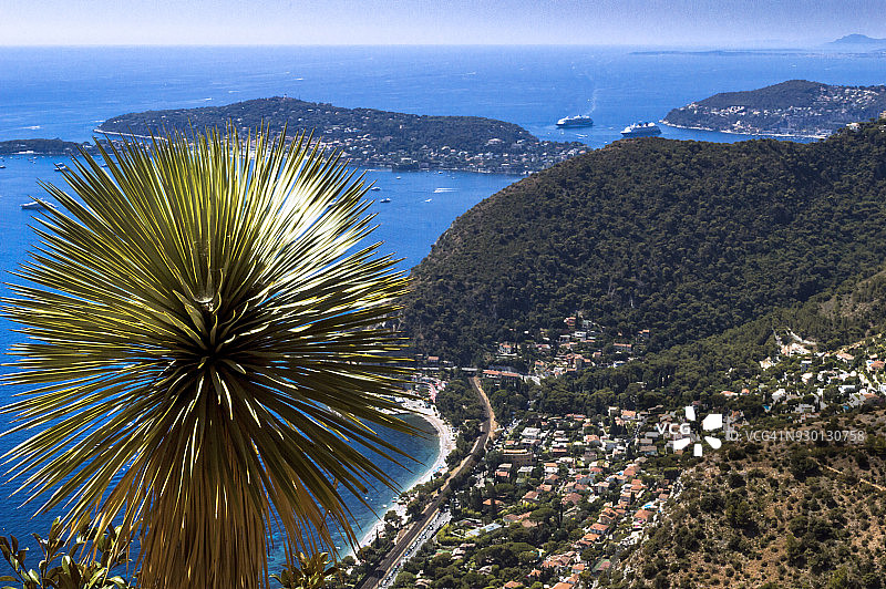 法国里维埃拉埃兹中世纪村庄与地中海图片素材