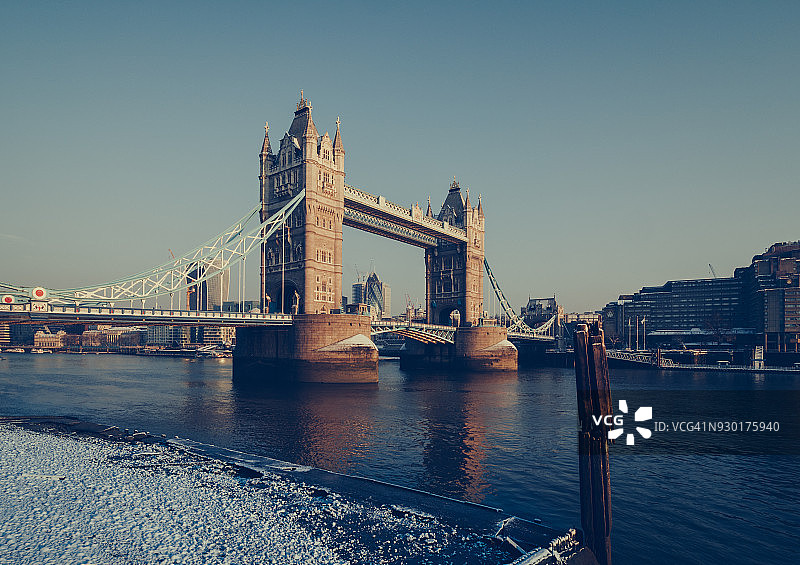 英国伦敦巴特勒码头的雪景塔桥图片素材