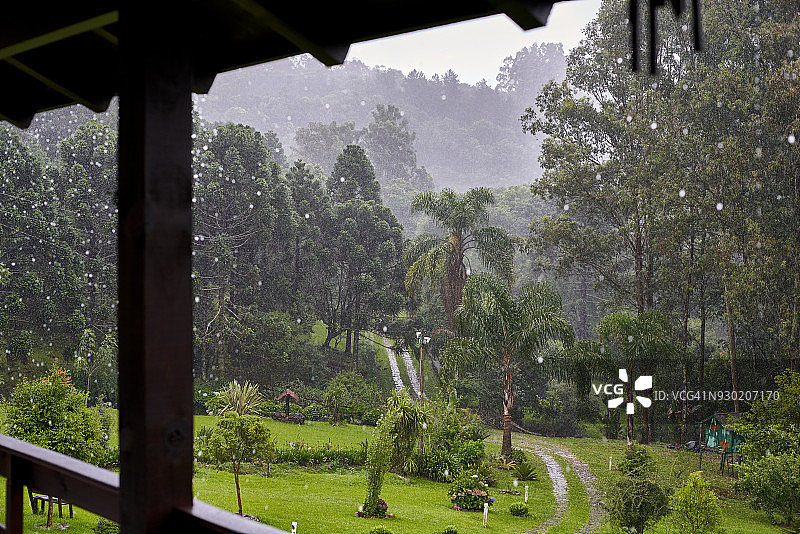 巴西南里奥格兰德州丘陵地带的热带夏季雨景图片素材