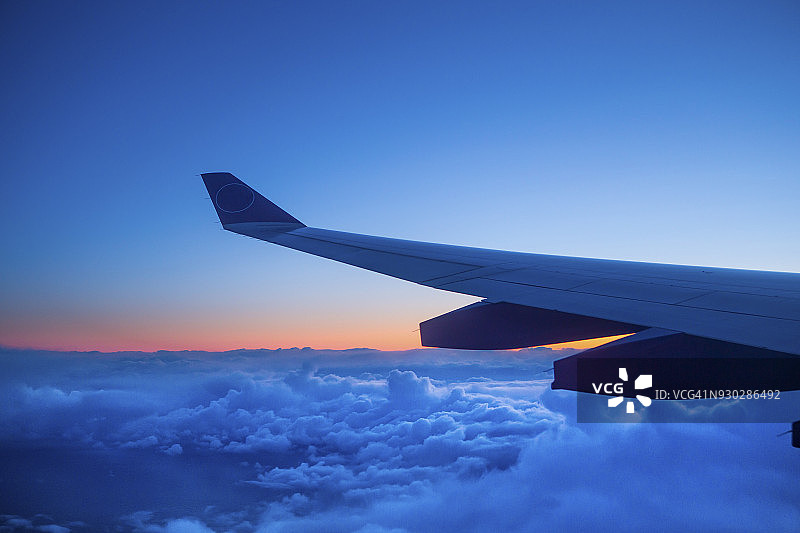 日落时分云层上的飞机图片素材