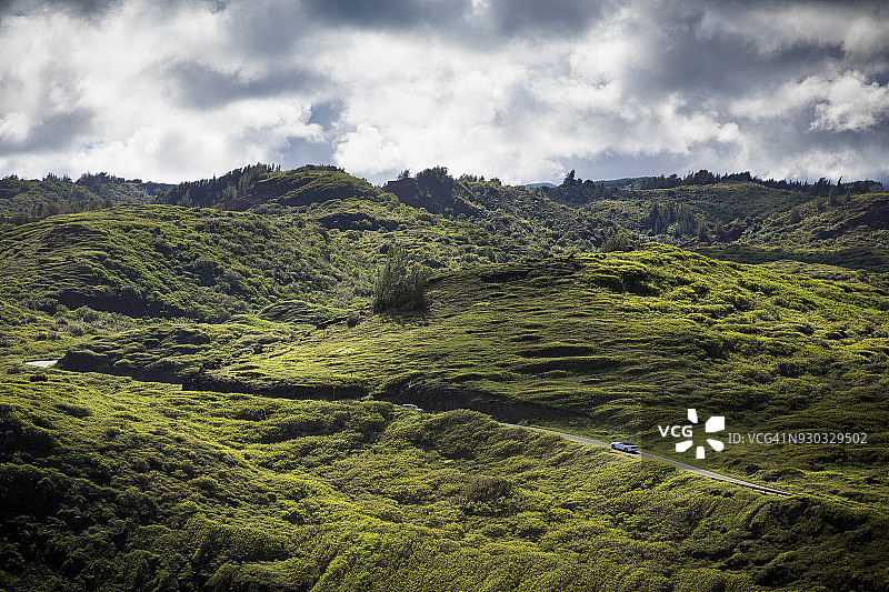 行驶在风景优美的夏威夷毛伊岛图片素材