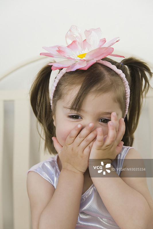 戴着花朵发带的女孩特写图片素材