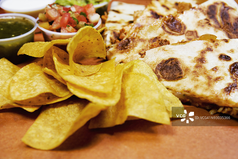 高角度拍摄：玉米片和油炸玉米粉饼配莎莎酱和鳄梨酱图片素材