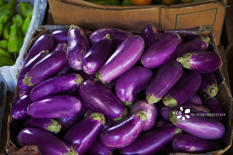 蔬菜摊位上的茄子特写图片素材