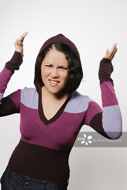 一位中年女性的肖像，面露压力之色图片素材