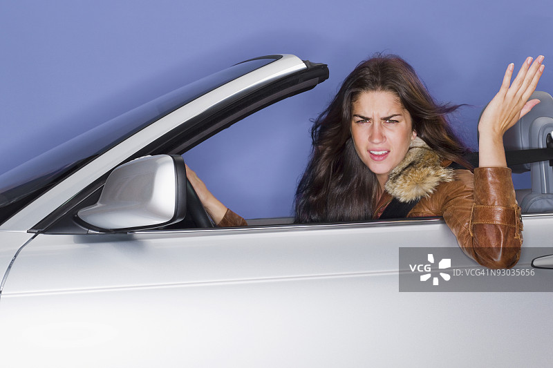 驾驶汽车且表情恼怒的女人图片素材