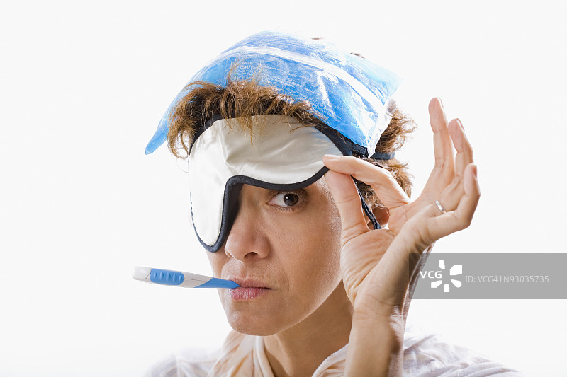 正在量体温的女人图片素材