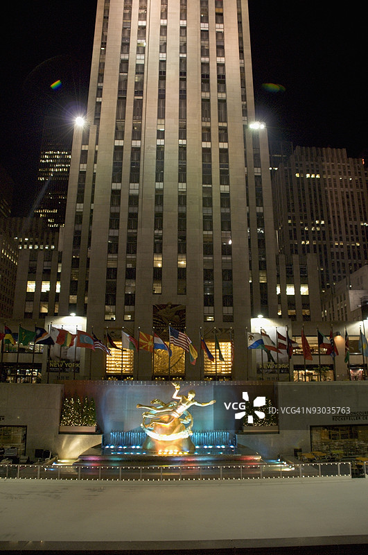 夜晚灯光照亮的建筑物低角度视图图片素材