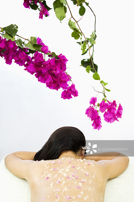 女士接受有机磨砂护理图片素材