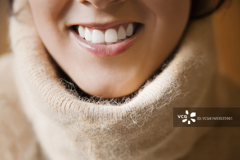 年轻女性微笑的特写镜头图片素材