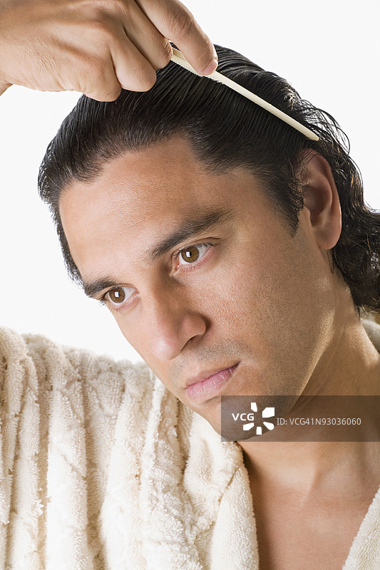 一个男人在梳理头发的特写镜头图片素材