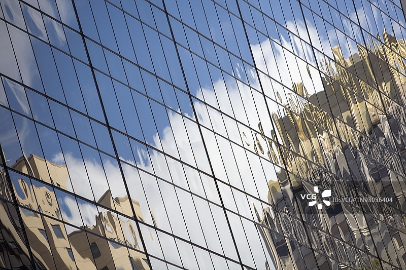 办公大楼窗玻璃上建筑物的倒影图片素材
