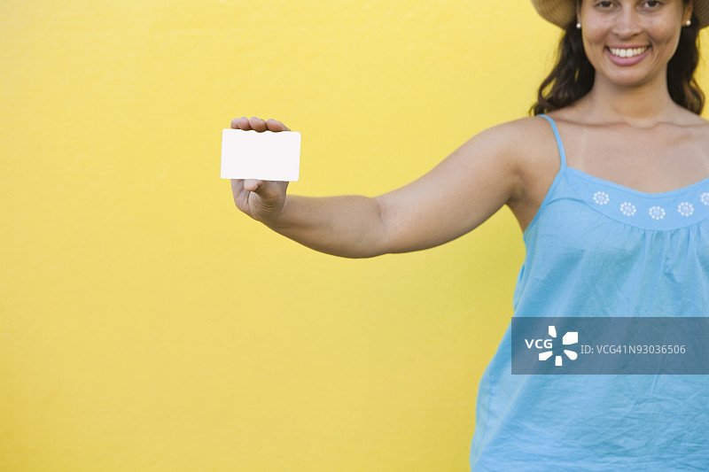 女子手持卡片微笑图片素材