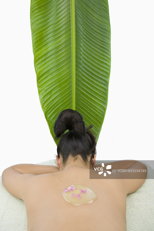 女士接受有机磨砂护理图片素材