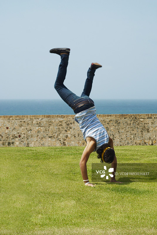 在公园里倒立的男人的背影图片素材