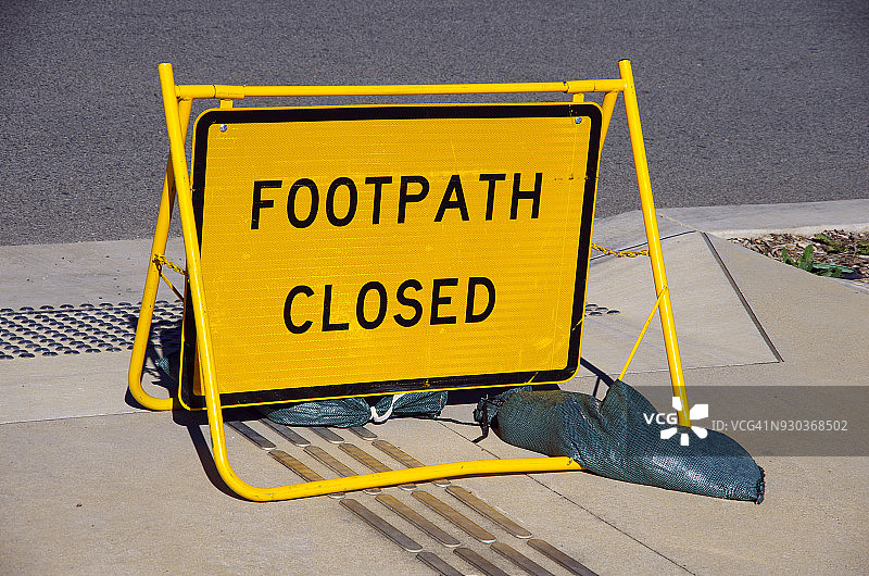 道路旁的临时封路标志图片素材