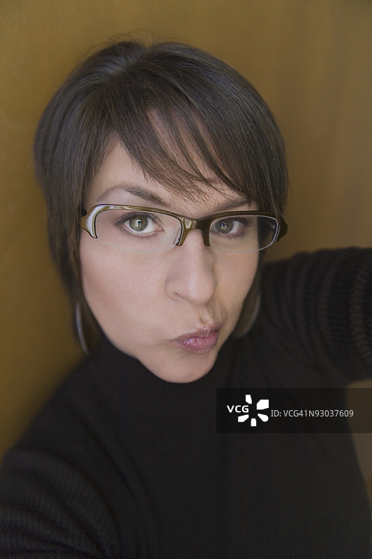 做鬼脸的女人肖像图片素材