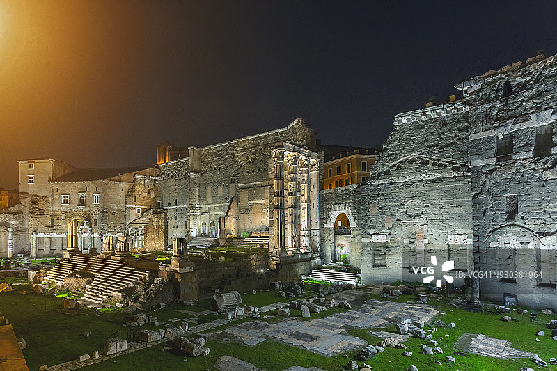 夜幕下的古罗马广场（奥古斯都广场与战神庙遗址）图片素材