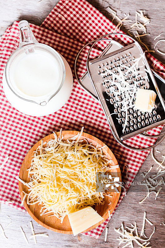 意面或披萨食材：牛奶、帕尔马干酪和厨具图片素材