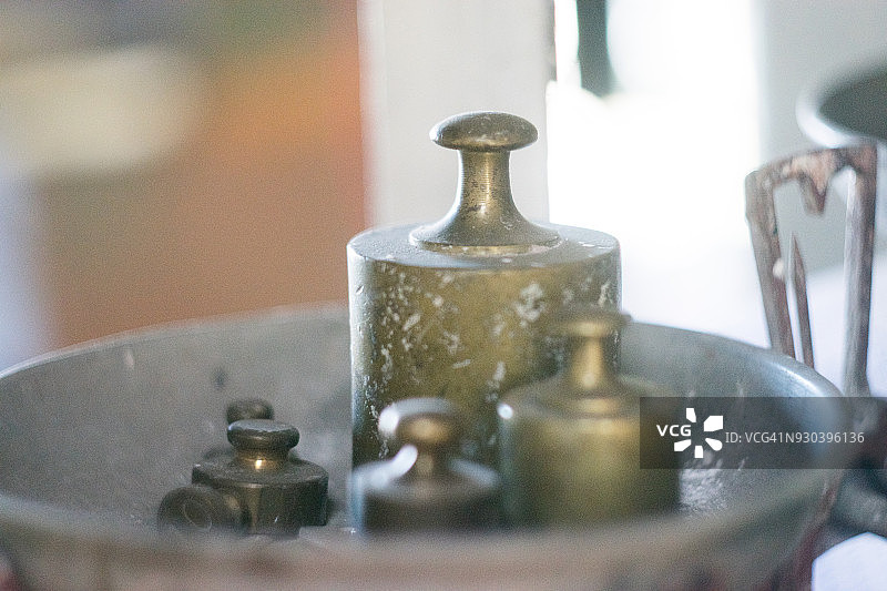 实验室中天平上的砝码特写图片素材