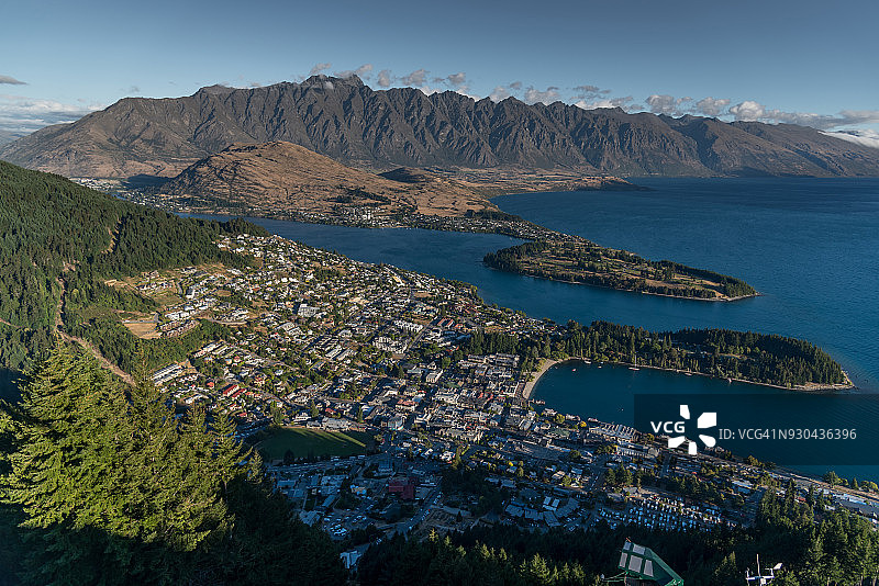 新西兰皇后镇城市景观和卓越山图片素材