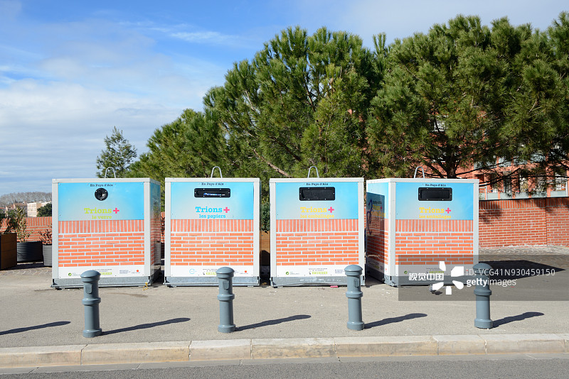 普罗旺斯地区艾克斯的分类垃圾箱图片素材