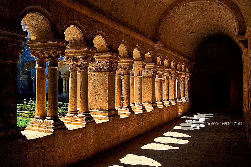 塞南克圣母院修道院回廊图片素材