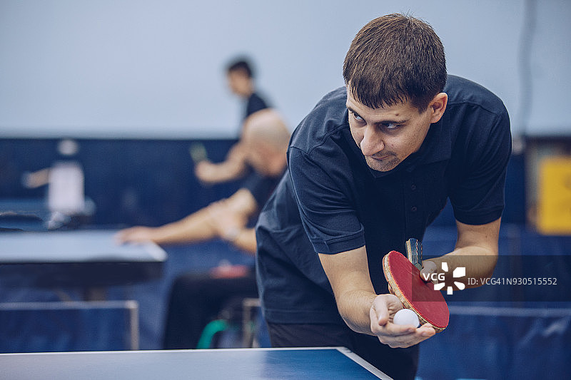 男人打乒乓球图片素材