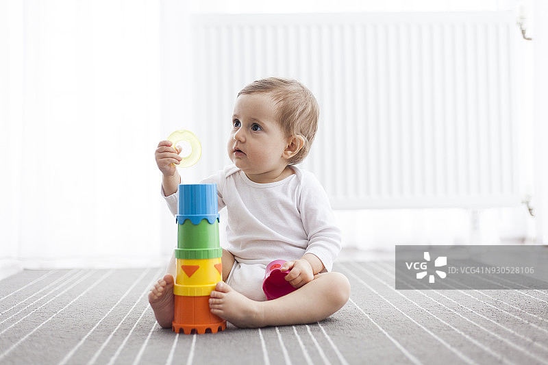 玩玩具的女婴图片素材