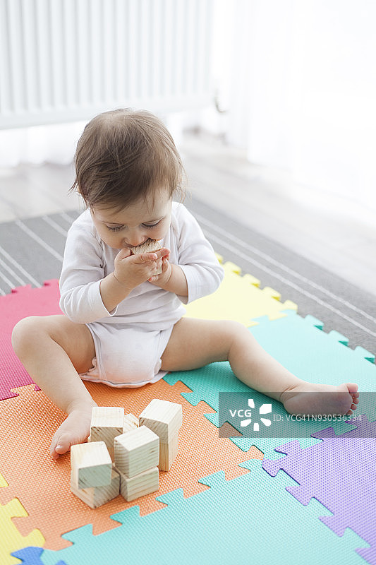 宝宝玩木制积木图片素材