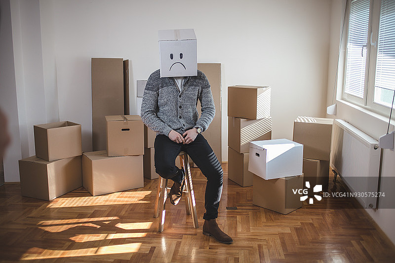 在新家感到悲伤图片素材