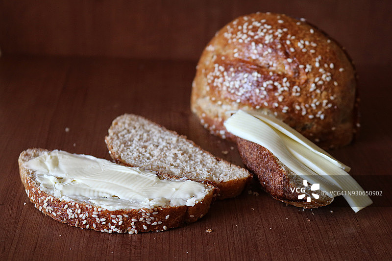 含黄油和奶酪的100%全麦意大利乡村面包图片素材