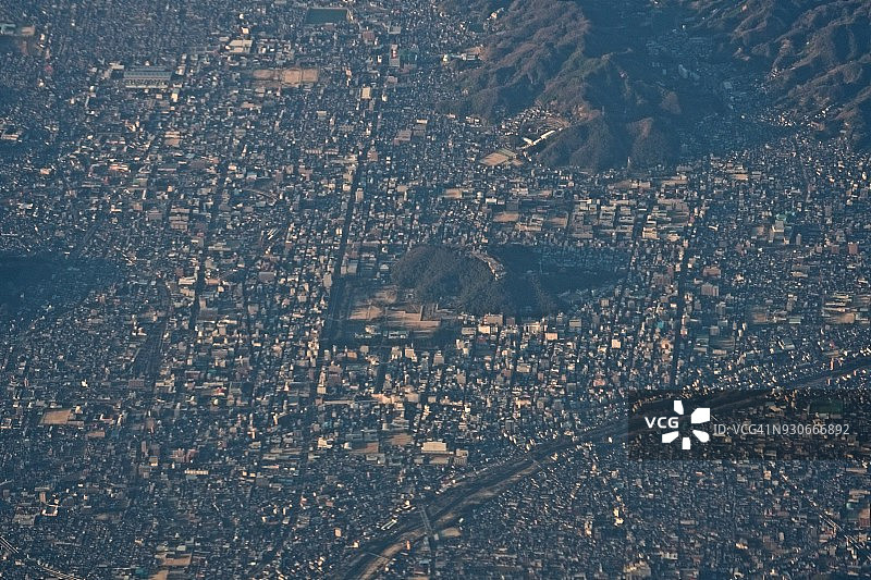 白天从飞机上俯瞰日本爱媛县松山市中心图片素材