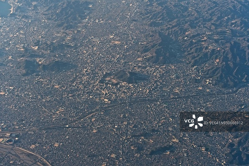 白天从飞机上俯瞰日本爱媛县松山市中心图片素材