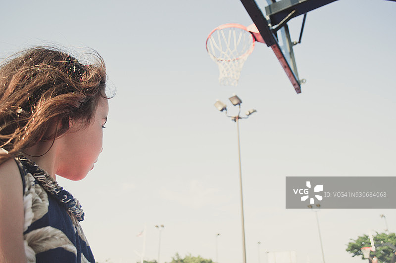 女孩打篮球图片素材