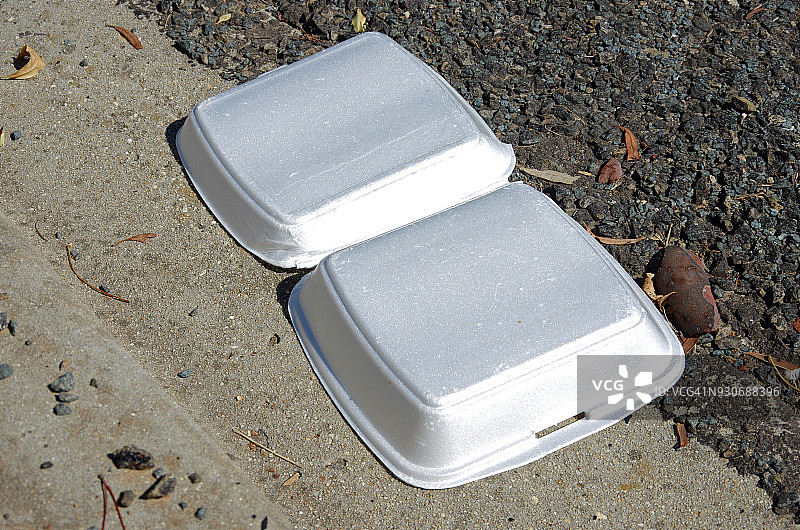 聚苯乙烯外卖汉堡盒垃圾散落在路边沟渠图片素材