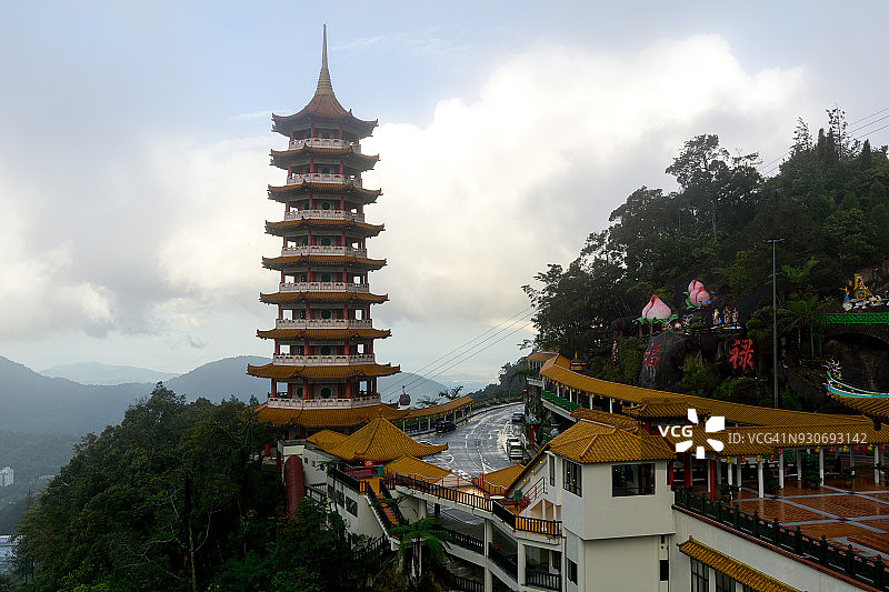 云雾缭绕的清水岩庙，位于马来西亚云顶高原风景最优美的地段，庙内供奉着清水祖师的雕像。图片素材